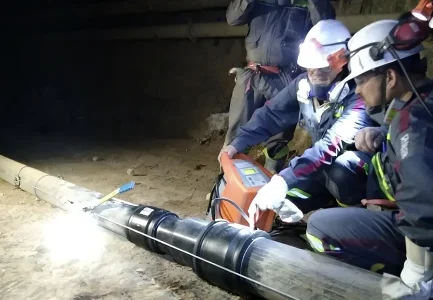 Instalación de tuberías Pexgol para el drenaje de una mina subterránea