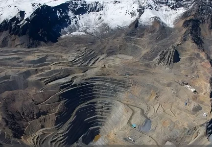 Instalación de Tubería Enterrada para Transporte de Agua en Camino Minero.